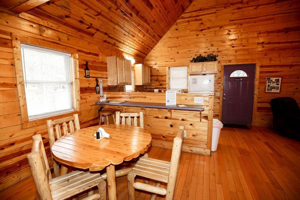 The Cabins At Pine Haven - Beckley Beaver Bagian luar foto
