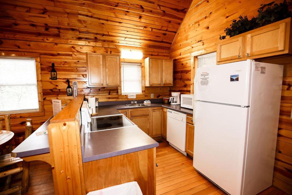 The Cabins At Pine Haven - Beckley Beaver Bagian luar foto