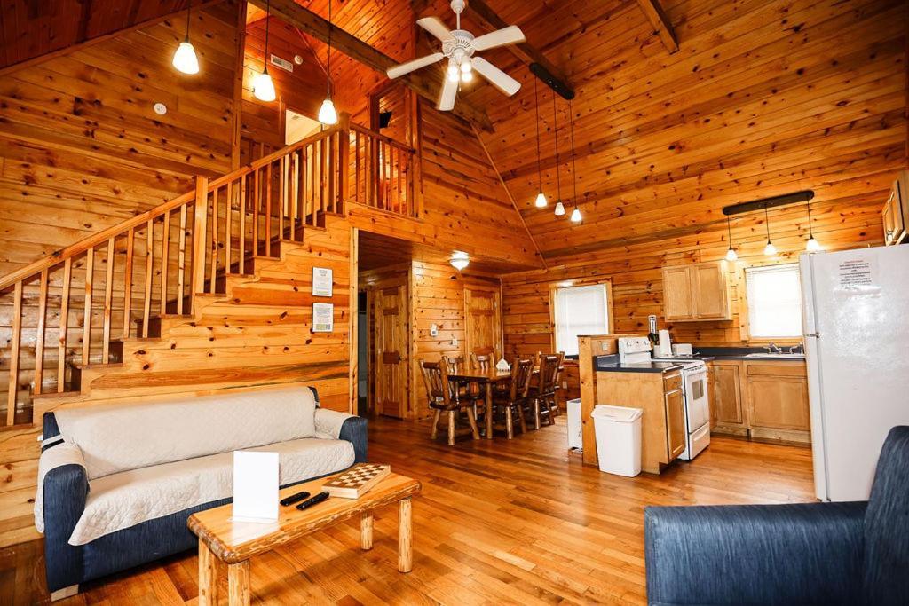 The Cabins At Pine Haven - Beckley Beaver Bagian luar foto