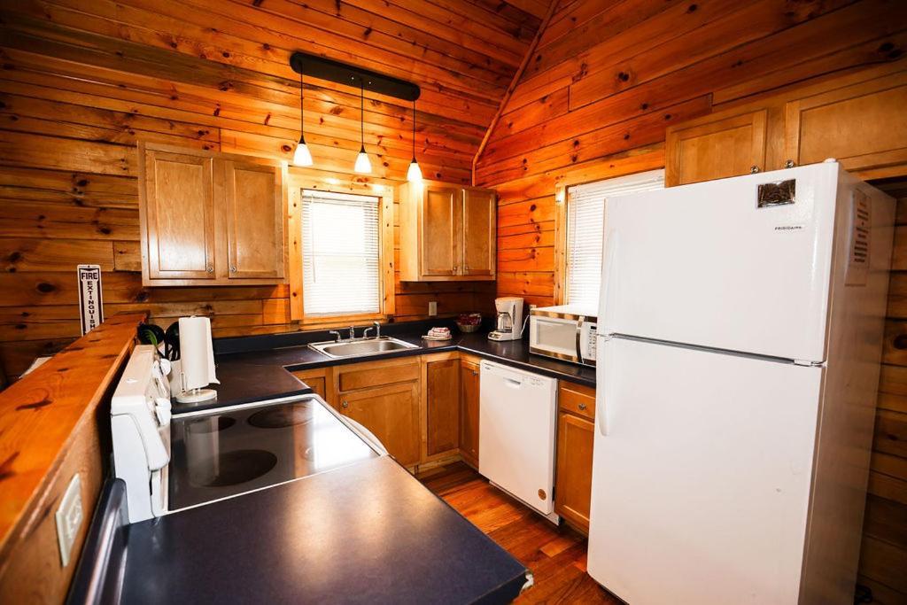 The Cabins At Pine Haven - Beckley Beaver Bagian luar foto