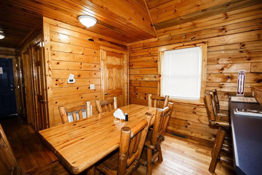 The Cabins At Pine Haven - Beckley Beaver Bagian luar foto